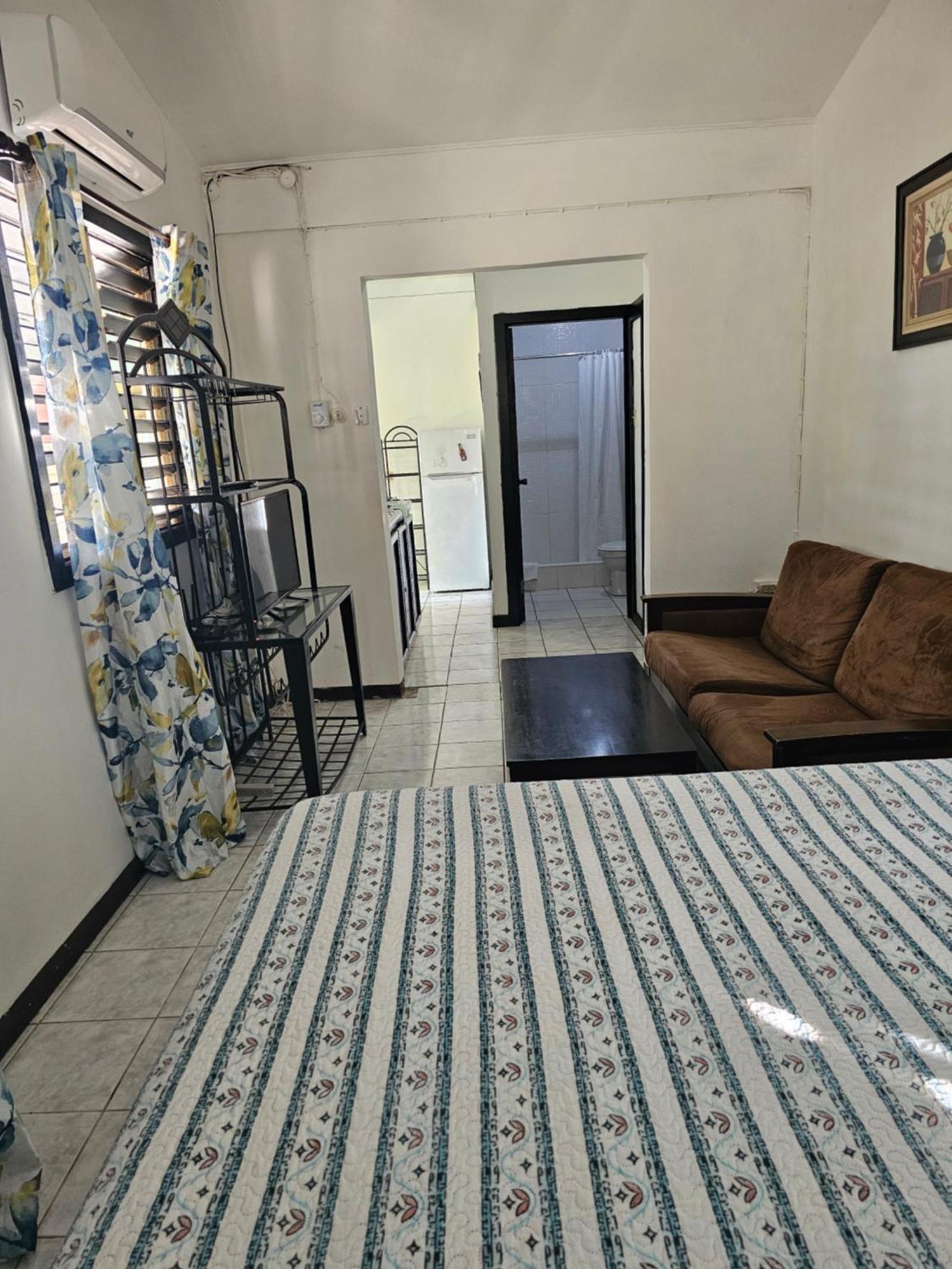 Roots Cafe Rooms Νεγκρίλ Εξωτερικό φωτογραφία