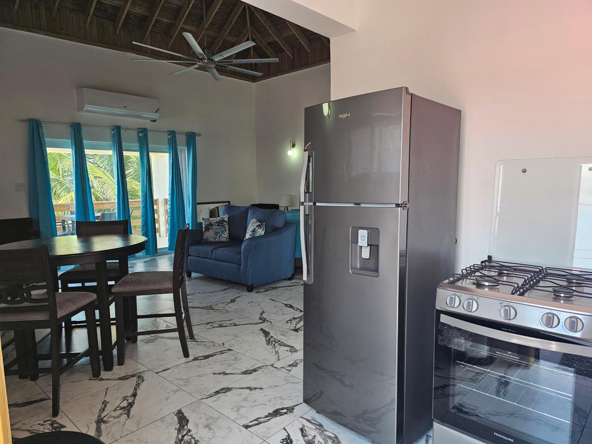 Roots Cafe Rooms Νεγκρίλ Εξωτερικό φωτογραφία