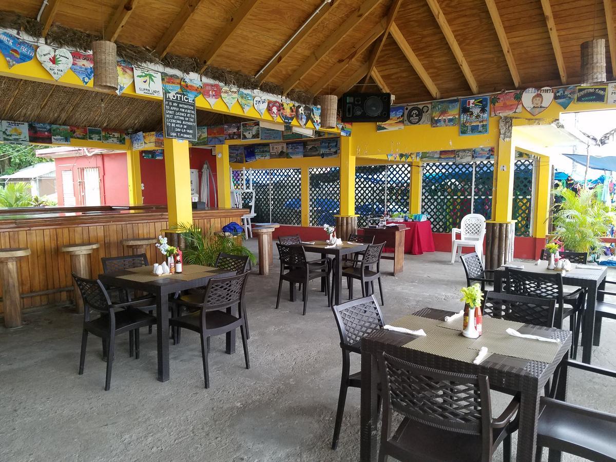 Roots Cafe Rooms Νεγκρίλ Εξωτερικό φωτογραφία