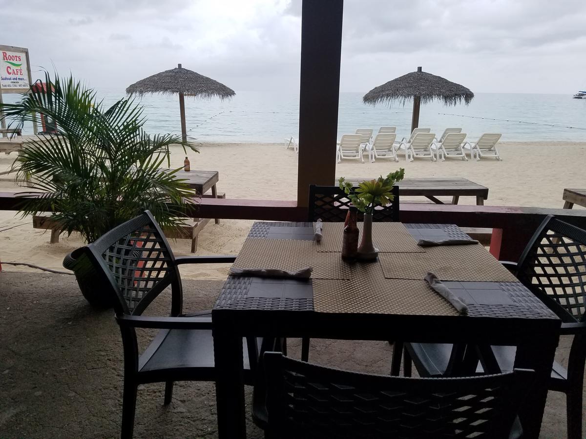 Roots Cafe Rooms Νεγκρίλ Εξωτερικό φωτογραφία