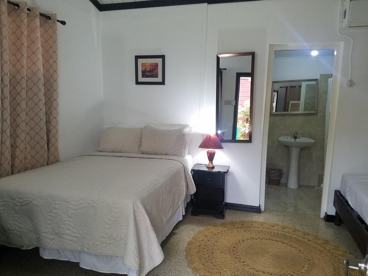 Roots Cafe Rooms Νεγκρίλ Εξωτερικό φωτογραφία
